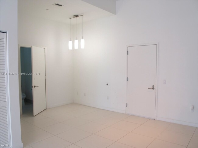 Building Photo - 1 br, 1.5 bath Condo - 31 SE 6th St Apt 2704