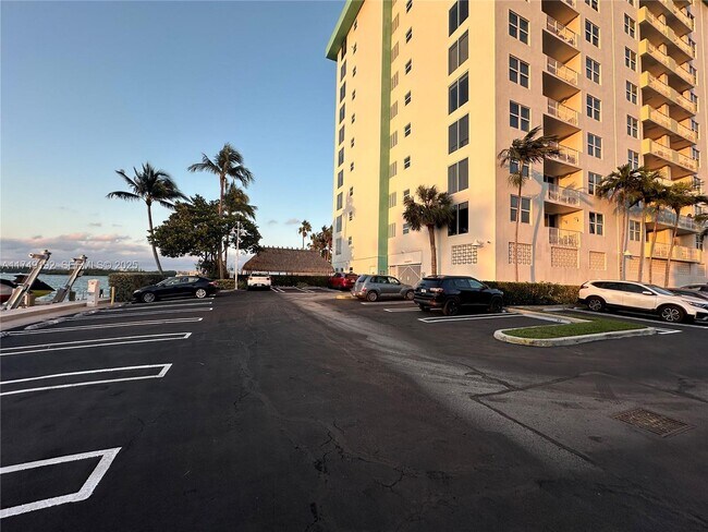 Building Photo - 10350 W Bay Harbor Dr