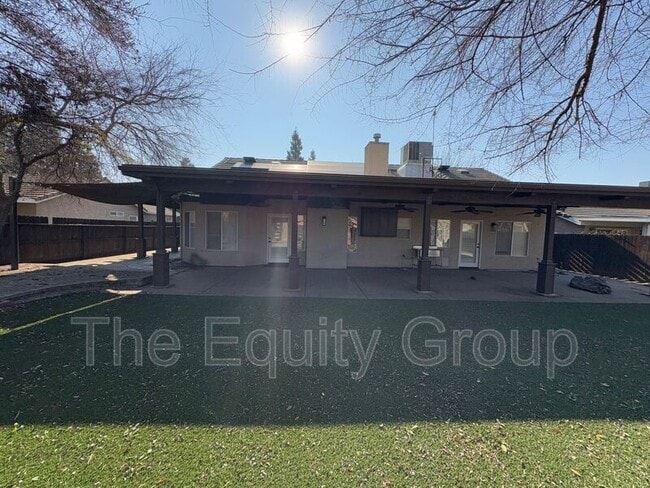 Building Photo - 2650 W Oakridge Ave