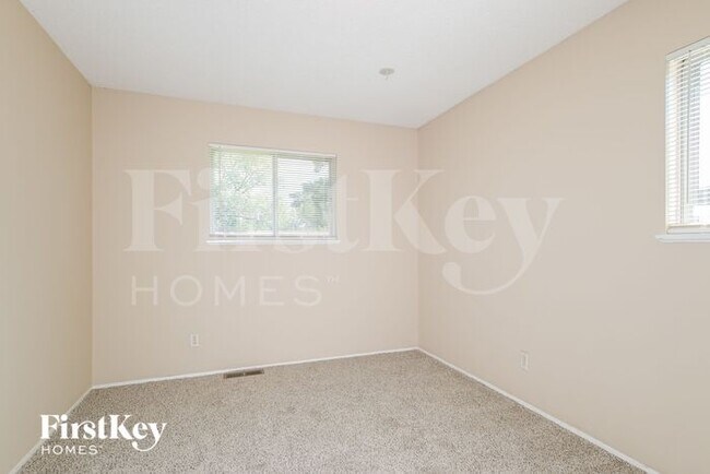 Building Photo - 580 Moule Dr