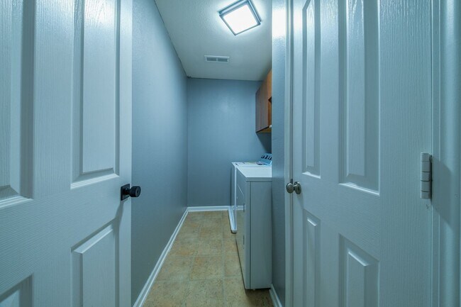 Building Photo - 1301 Waldridge Ct