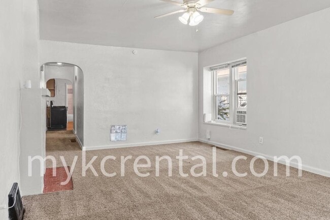 Building Photo - 1131 Hasbrook Ave