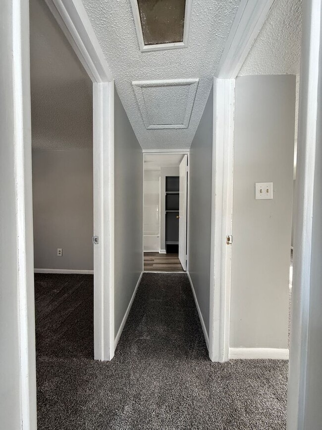 Building Photo - 2026 Renovation – Clean, Updated 2-Bedroom Near Shopping & Highways