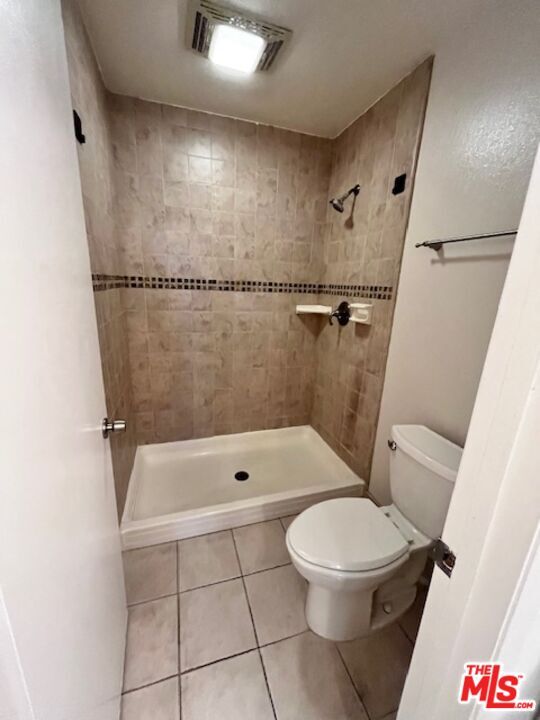 Building Photo - 906 N Doheny Dr