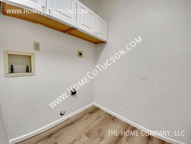 Building Photo - 5243 N Stonehouse Pl