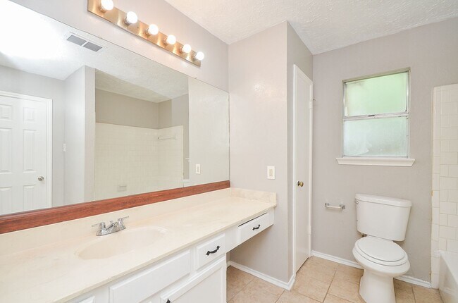 Building Photo - Beautiful spacious home available for rent !