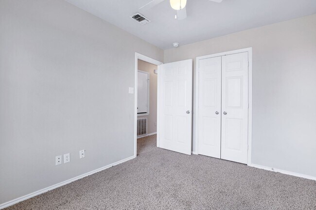 Building Photo - 5815 Golf Bend
