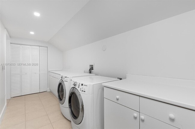 Building Photo - 808 Brickell Key Dr