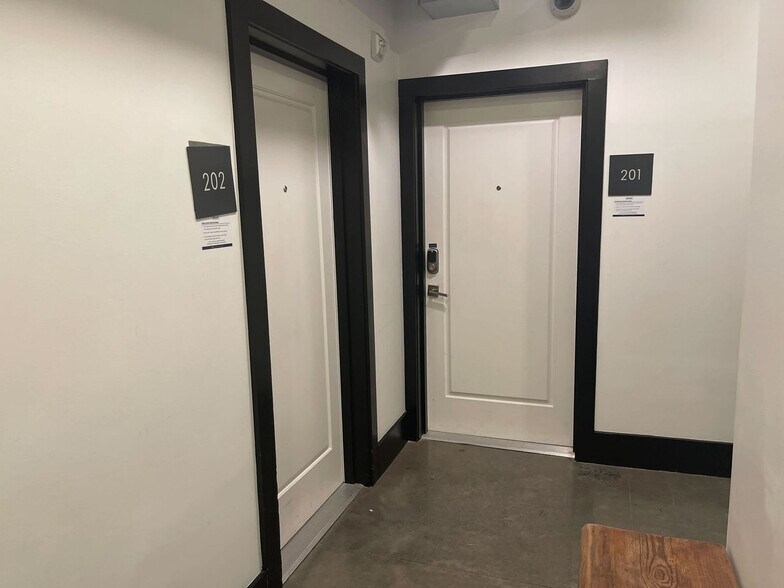 Building Photo - 822 Howard Ave