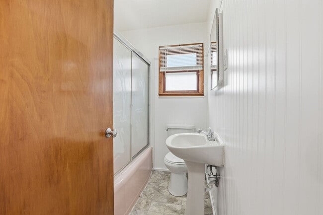 Building Photo - Charming 2-Bedroom Single Family Home Near S High St