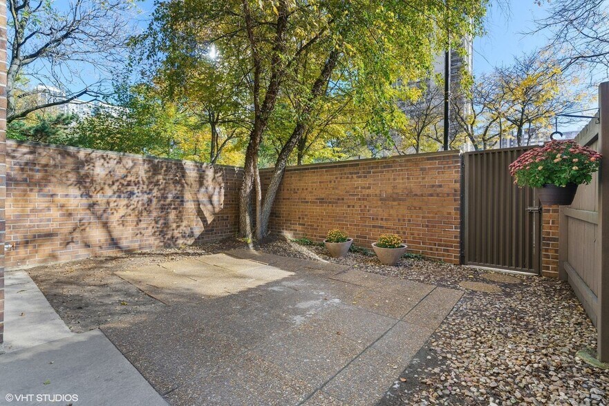 Building Photo - 1340 N La Salle Dr