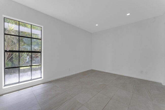 Building Photo - 10084 Camelback Ln