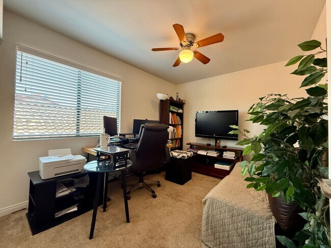 Building Photo - Luxury and Spacious Townhouse with Large Fenced Yard! Double Car Garage!