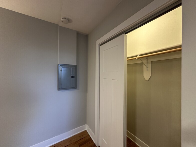 Building Photo - 4550 N Paulina St