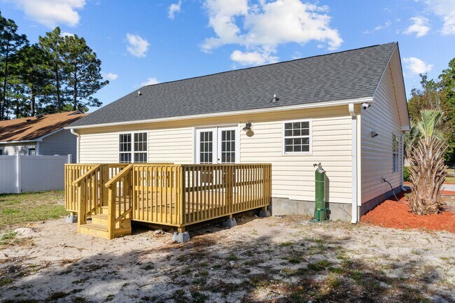 Building Photo - Fully Renovated 3 Bedroom in Southport!