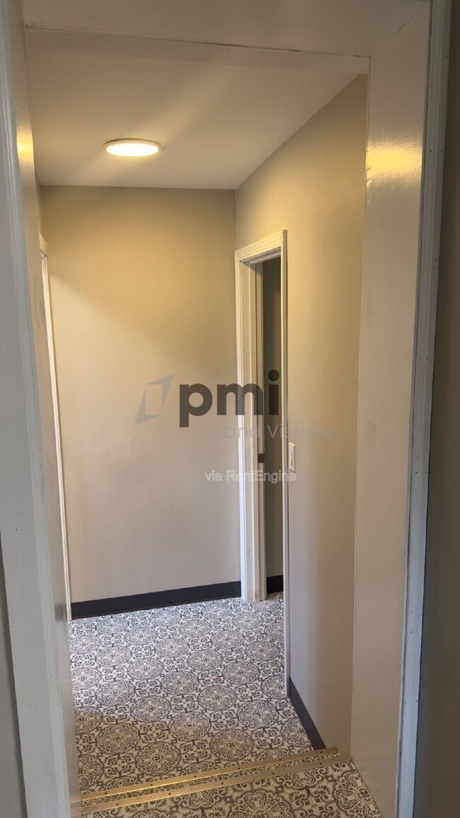 Building Photo - 1528 Division St