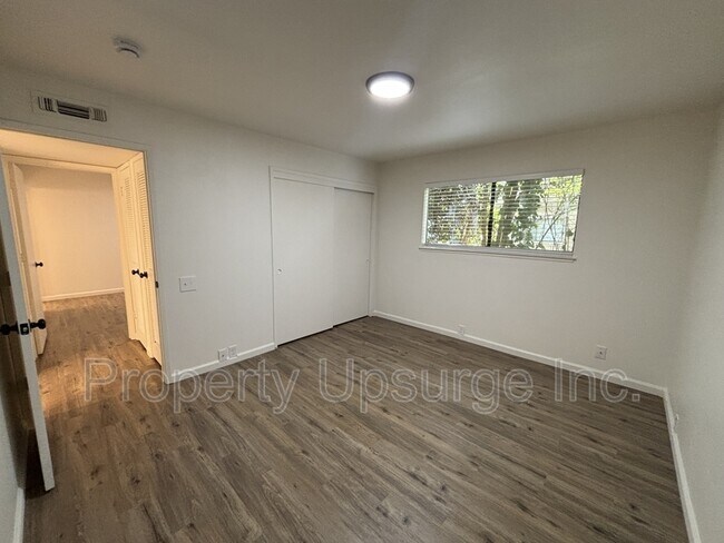 Building Photo - 855 Lakeside Dr