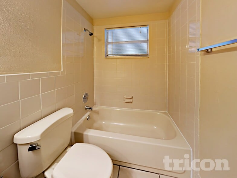Building Photo - 3327 Seffner Dr