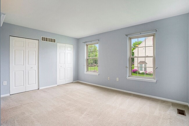 Building Photo - Beautiful Spacious Townhome