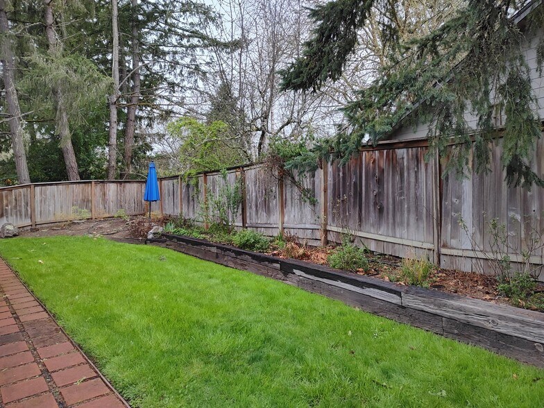 Building Photo - 3075 NW Manzanita Pl