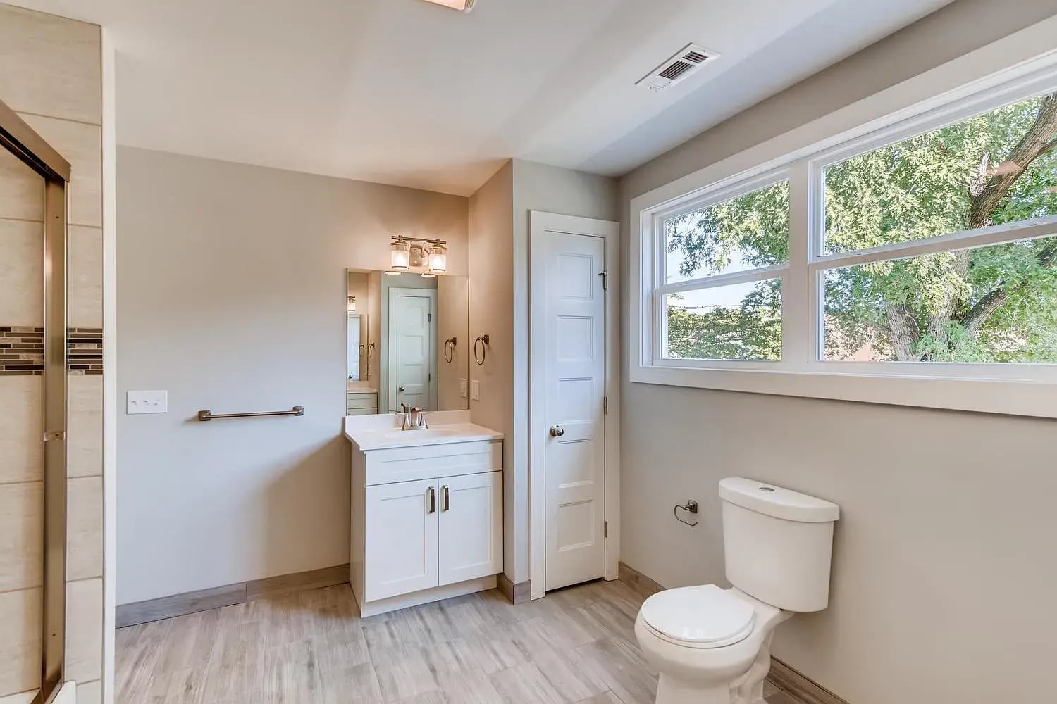 Building Photo - 1110 Chester Ave