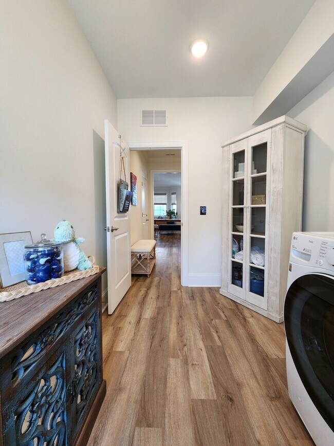 Building Photo - Home Available in Summerhouse on Everett Bay! Showings Coming Soon.