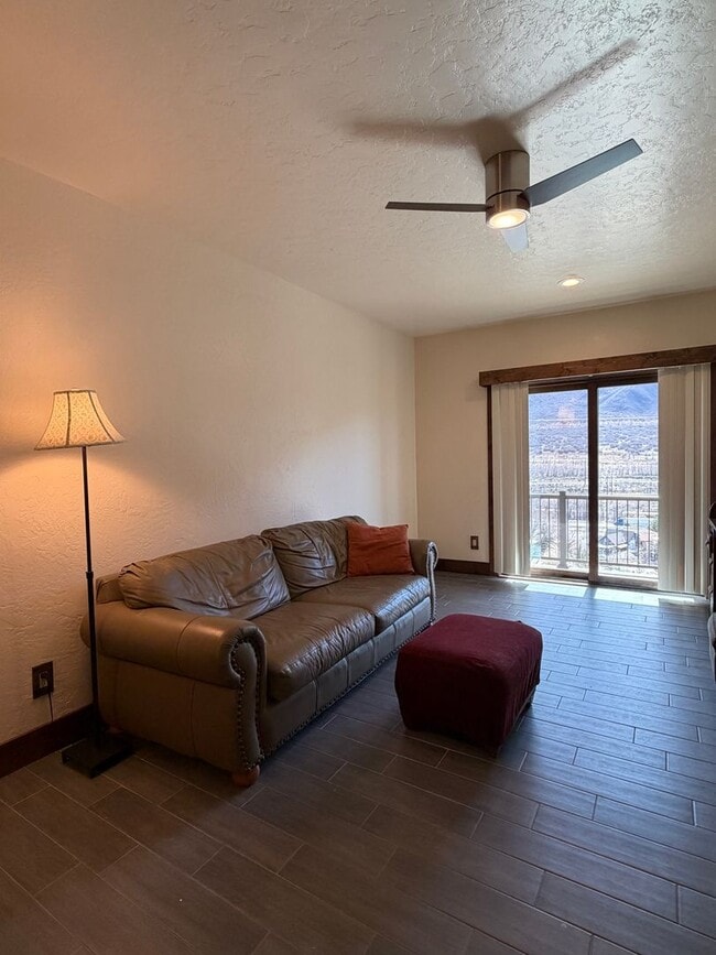 Building Photo - 1 Bedroom 1 Bath West Glenwood Apartment for Rent