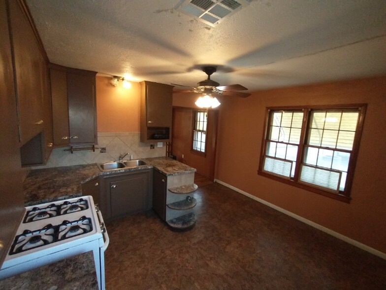 Building Photo - 129 W Lilac Ln