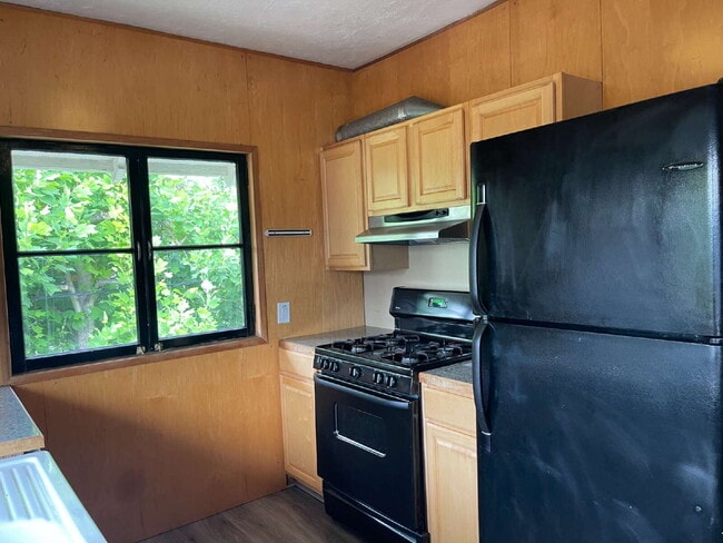 Building Photo - Buckman Neighborhood; Great Space; Easy to call Home
