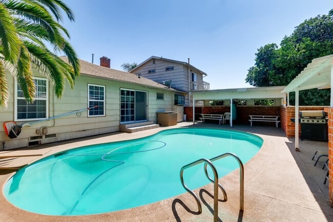 Building Photo - Upgraded 4 Bedroom/3 bath Home with Pool &...