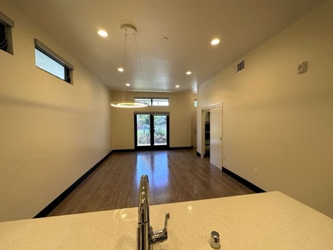 Building Photo - 536 S El Molino Ave