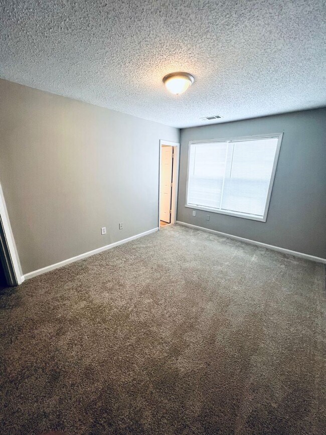 Building Photo - RENOVATED SPACIOUS 3bd / 2.5bath TOWNHOME