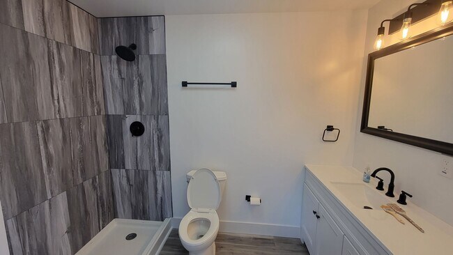 Building Photo - Fully Furnished rental with excellent cent...