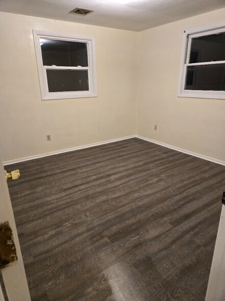 Building Photo - 513 N Oak Ave
