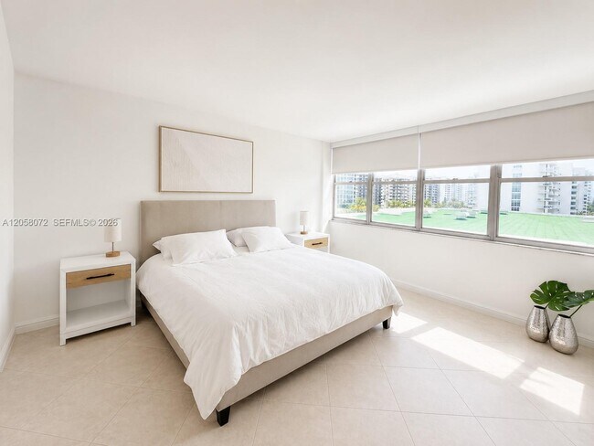 Building Photo - 5838 Collins Ave