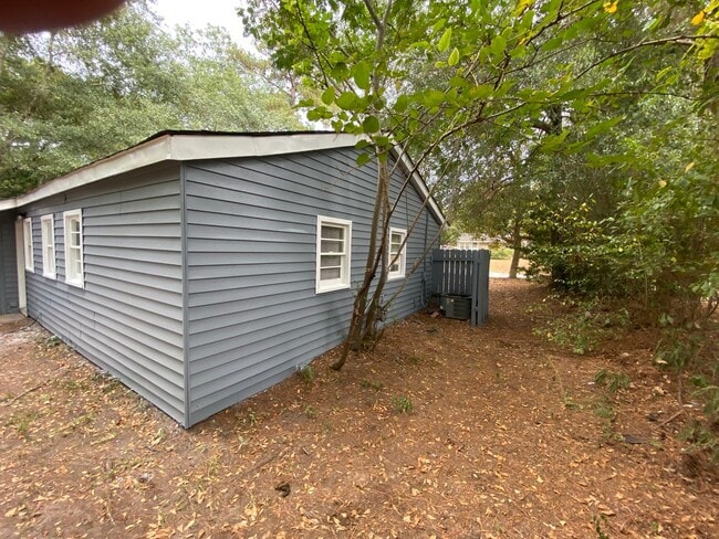 Building Photo - **AVAILABLE NOW**3 Bedroom / 1 Bathroom Ho...