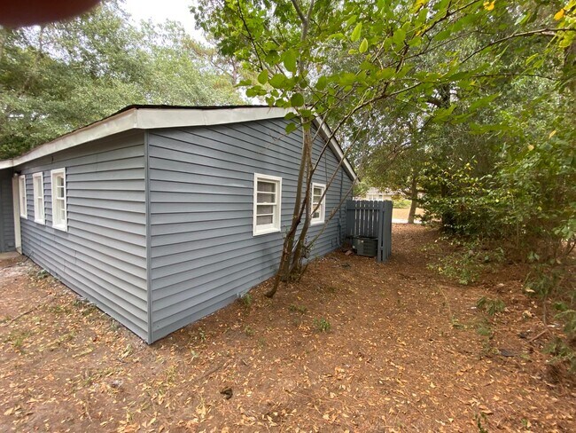 Building Photo - **ON HOLD**3 Bedroom / 1 Bathroom Home for...