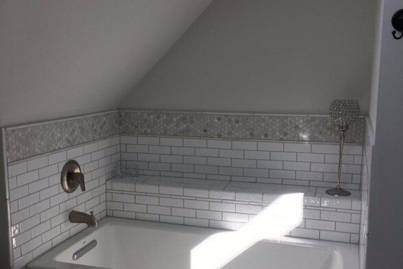 master bathroom tub - 2547 S Shore Dr