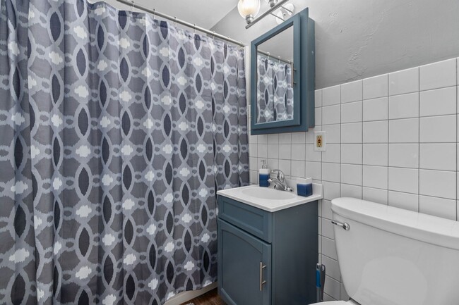 Building Photo - FURNISHED RENTAL: Don Hutson on 14th Ave -...