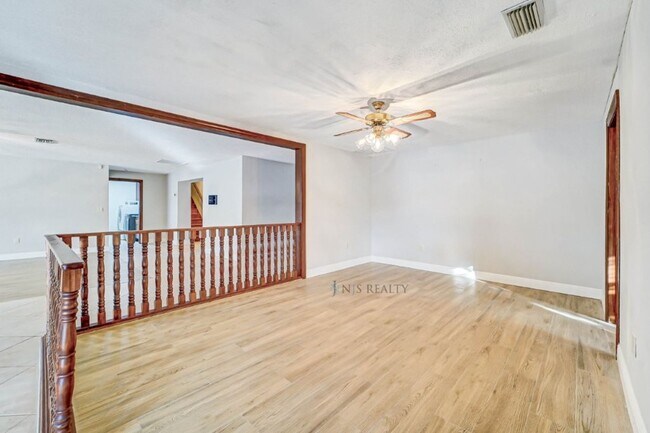 Building Photo - 5060 Porpoise Pl