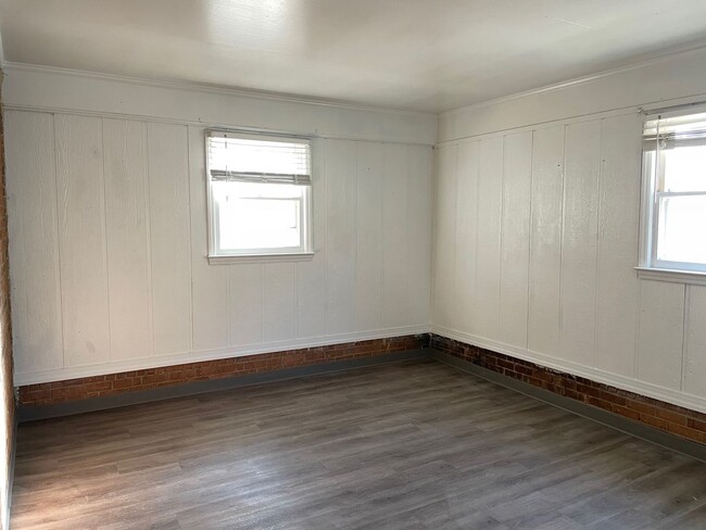 Building Photo - 3/4 BED, 1.5 BATH HOME $1400 MONTH, $1400 ...