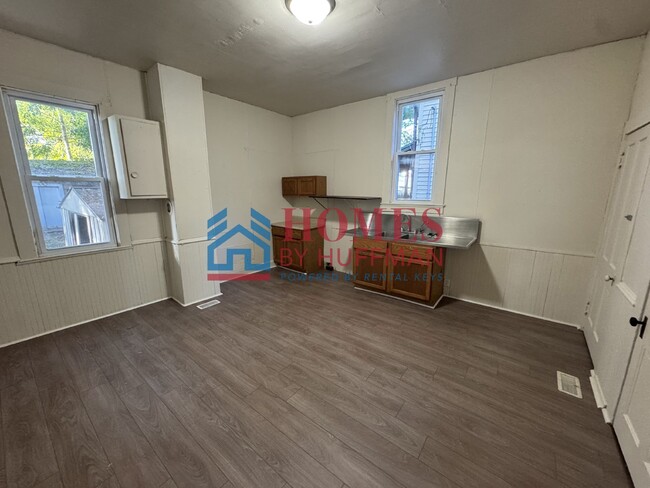 Building Photo - Three Bedroom House | Two Bath