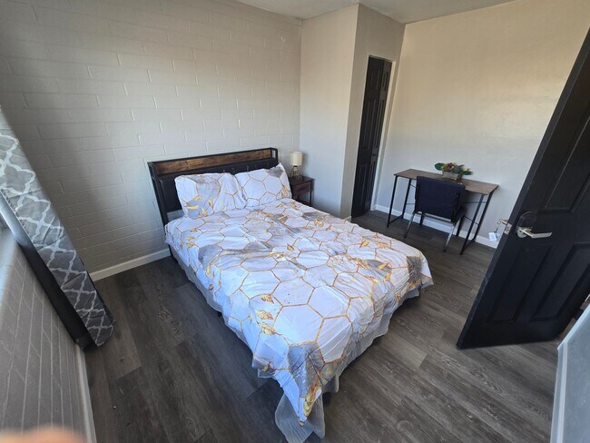 Building Photo - Rooms for Rent – Furnished, Lockable, & Private Backyard! 6 Spots Open.