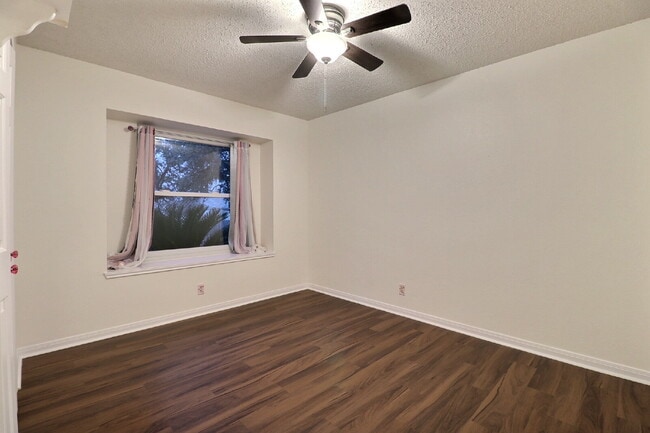 Building Photo - Move-In Ready 3-Bedroom with Included Washer/Dryer and Refrigerator in Northwest San Antonio.