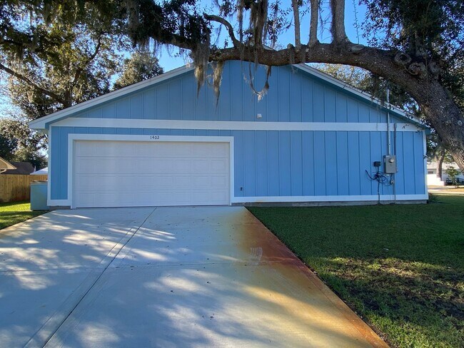 Building Photo - 1402 Parkway Dr