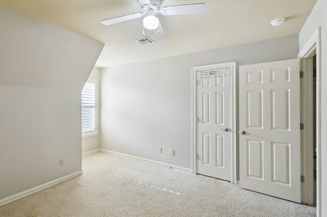 Building Photo - Resort-Style Living in Bixby!