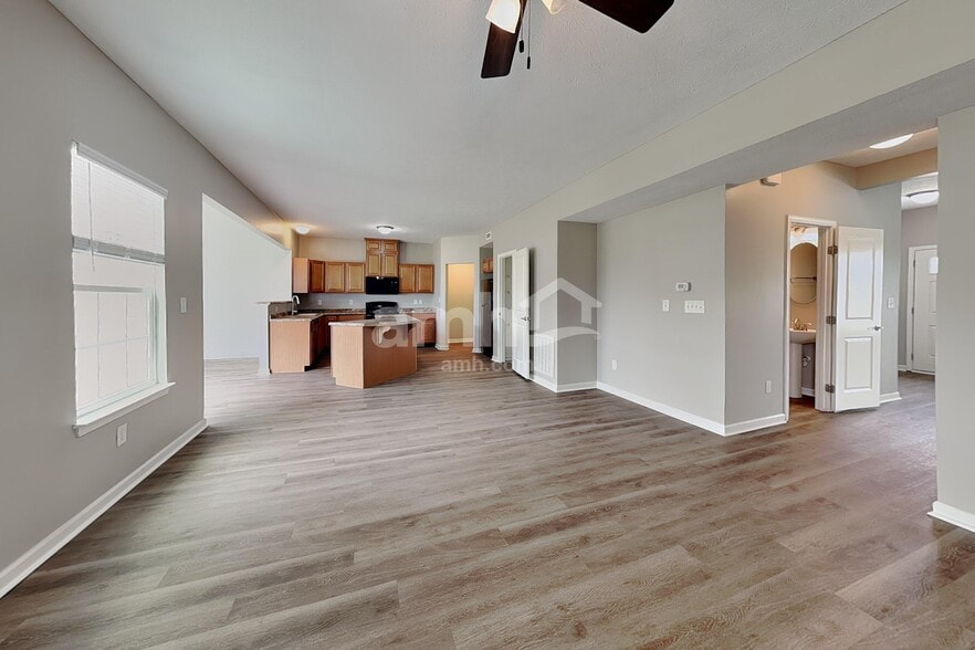 Building Photo - 676 Classic Ln