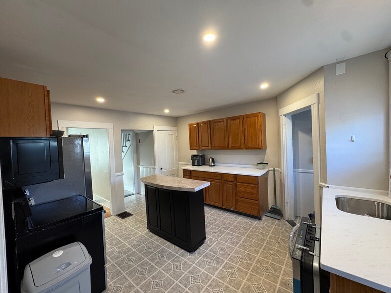 Building Photo - 258 Main St