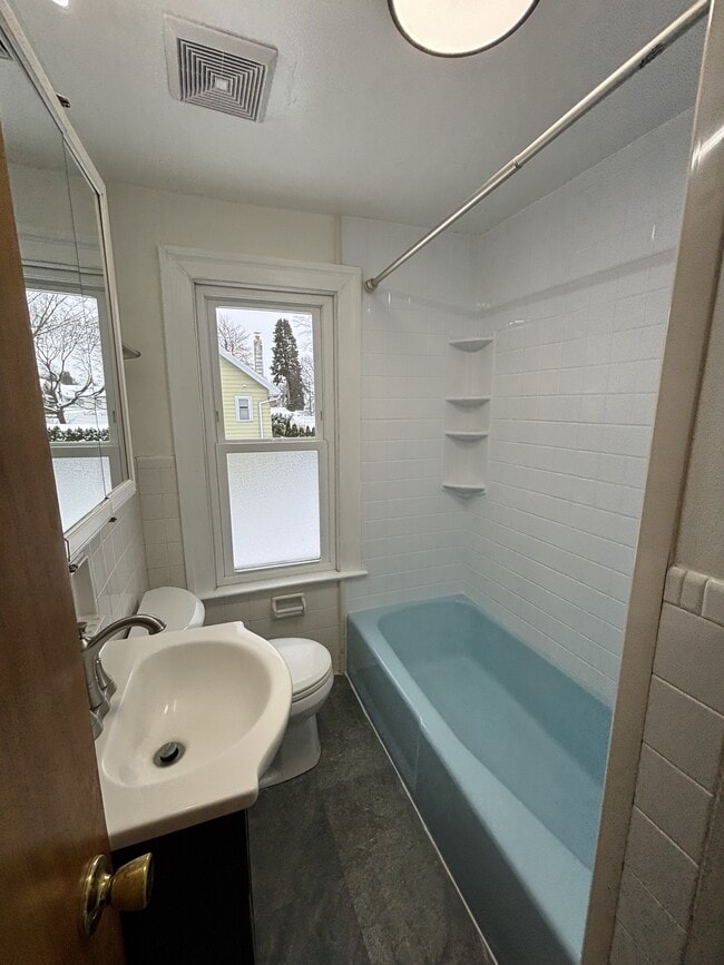 Building Photo - 66 Martinot Ave