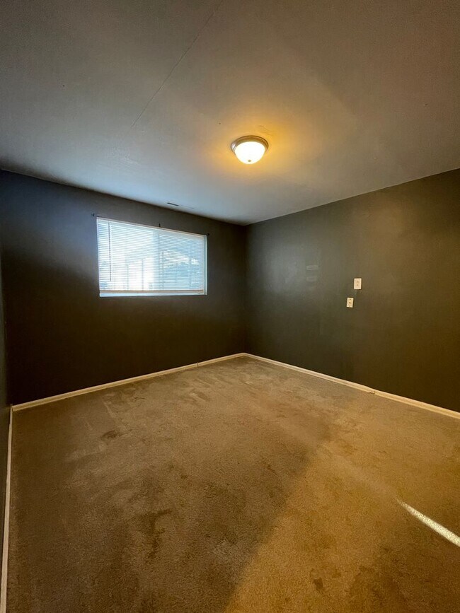 Building Photo - 4 bed 2 bath Home Perfectly Located